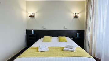 Double Room, Queen Bed | Desk, laptop workspace, free WiFi, bed sheets