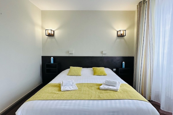 Dobbeltrom – superior | Skrivebord, skrivebord for bærbar PC, wi-fi (inkludert) og sengetøy