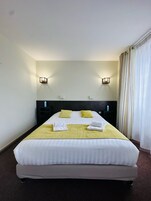 Escritorio, espacio para trabajar con laptop y wifi gratis 