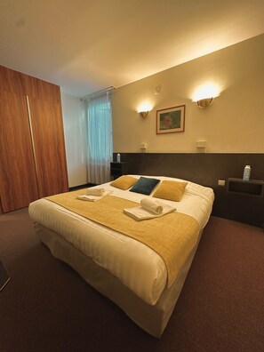 Double Room, Queen Bed | Desk, laptop workspace, free WiFi, bed sheets