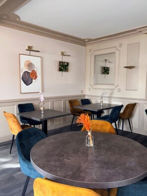 Lunch, dinner served; French cuisine, al fresco dining  - Le Lion d'Or (Gramat)