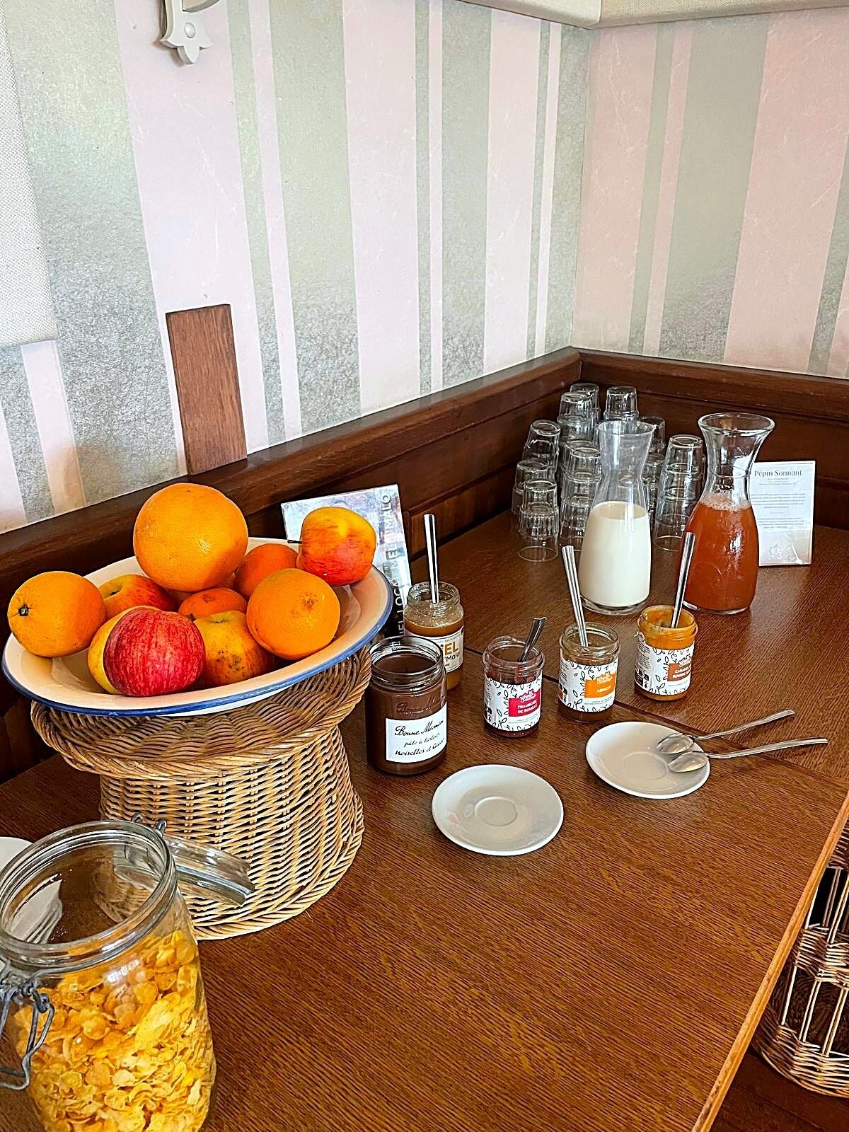Ein Frühstücksbuffet mit Früchten, Getränken und Soßen.