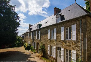 Front of property - Logis Hotel du Chateau (Combourg)