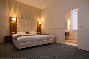 Individually furnished, desk, blackout drapes, soundproofing - Logis Hotel du Chateau (Combourg)