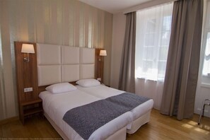 Individually furnished, desk, blackout curtains, soundproofing - Logis Hotel du Chateau (Combourg)