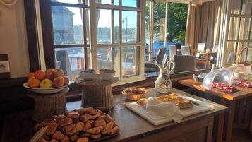 Daily buffet breakfast for a fee