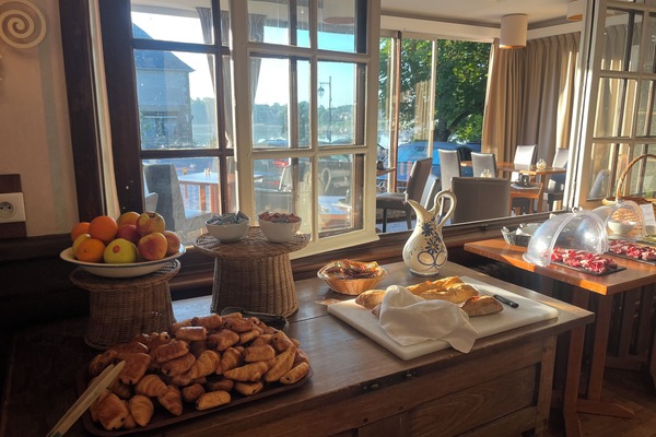 Daily buffet breakfast for a fee