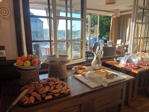 Daily buffet breakfast for a fee