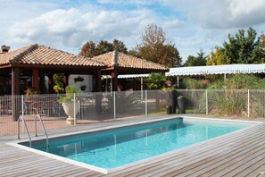 Piscine extérieure, chaises longues