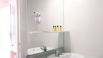 Badkamer met wastafel