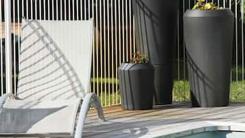 Piscine extérieure, chaises longues