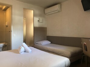 Standard Room, Multiple Beds | Desk, laptop workspace, soundproofing, free WiFi - Premiere Classe Avignon Courtine (Avignon)