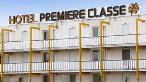 A hotel named "HOTEL PREMIERE CLASSE" with a white facade and yellow balconies. - Premiere Classe Avignon Courtine (Avignon)