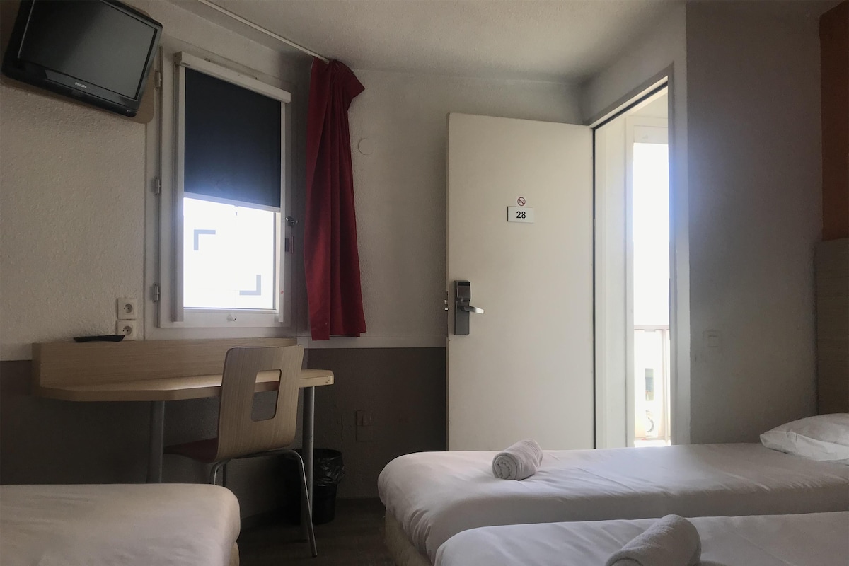 Habitación estándar, 3 camas individuales | Servicios de la habitación