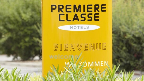 A yellow sign with the text "PREMIERE CLASSE HOTELS" and "BIENVENUE" in both English and French. - Premiere Classe Avignon Courtine (Avignon)