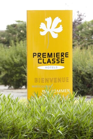 A yellow sign with the text "PREMIERE CLASSE HOTELS" and "BIENVENUE" in both English and French. - Premiere Classe Avignon Courtine (Avignon)