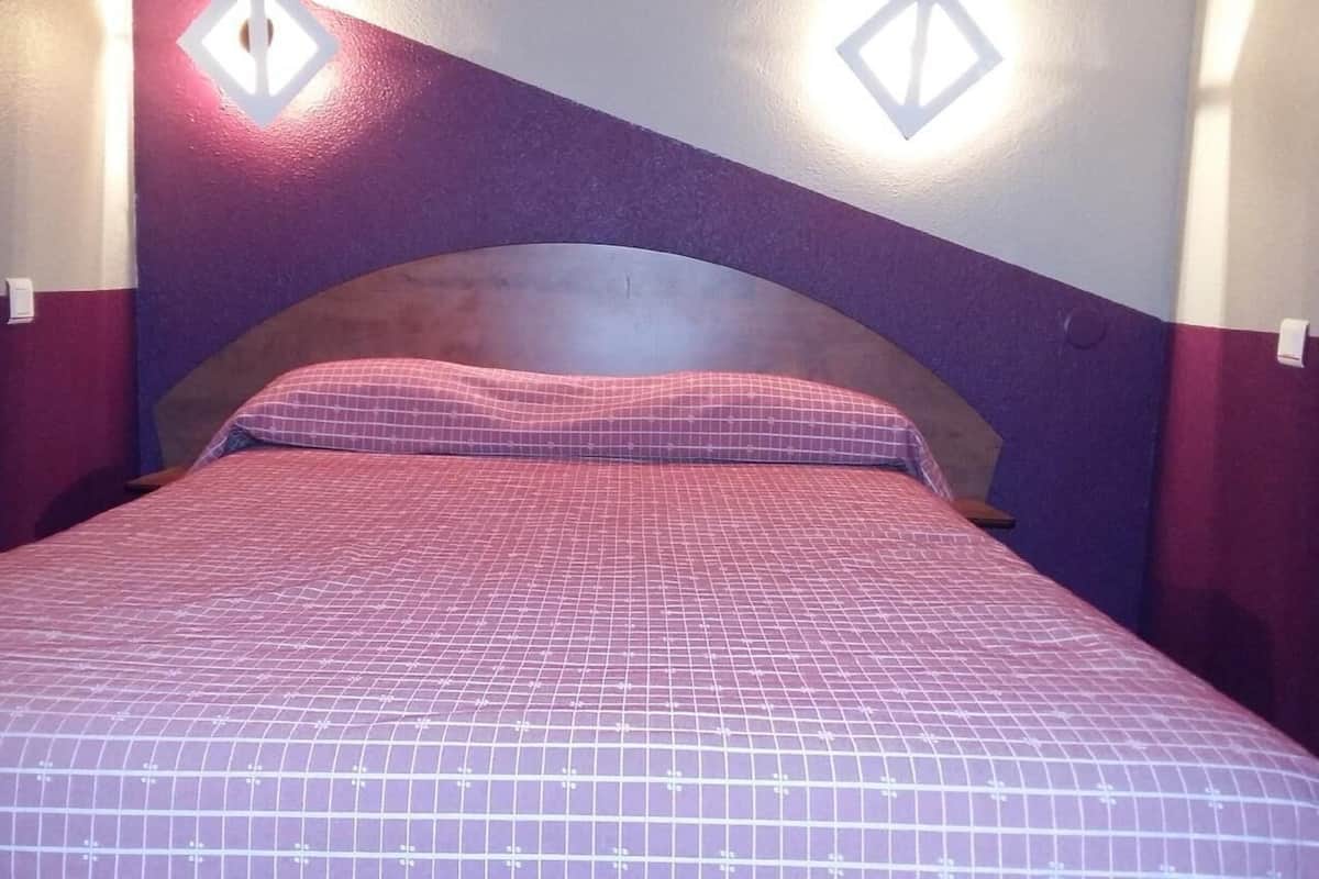 Standaard kamer | Een bureau, geluiddichte muren, een strijkplank/strijkijzer