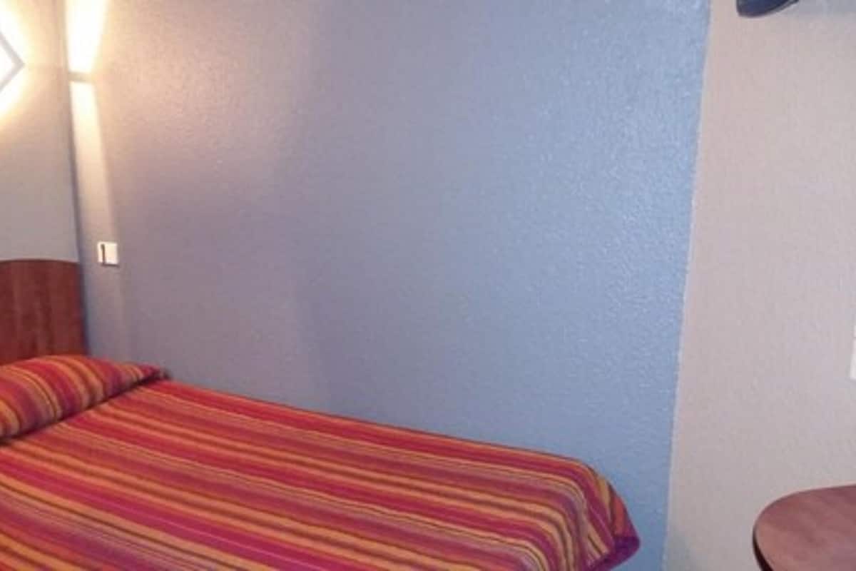 Standaard kamer | Een bureau, geluiddichte muren, een strijkplank/strijkijzer