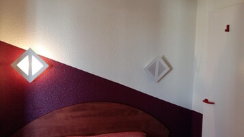 Escritorio, sistema de insonorización, tabla de planchar con plancha