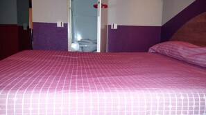 Bureau, chambres insonorisées, fer et planche à repasser