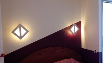 Escritorio, sistema de insonorización y tabla de planchar con plancha 