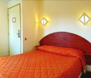 Chambre Standard | Bureau, chambres insonorisées, fer et planche à repasser