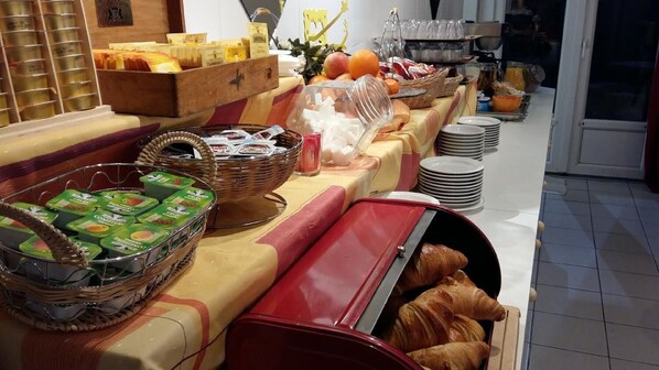 Desayuno buffet (EUR 6 por persona) 