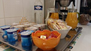 Petit déjeuner buffet (6 EUR par personne)