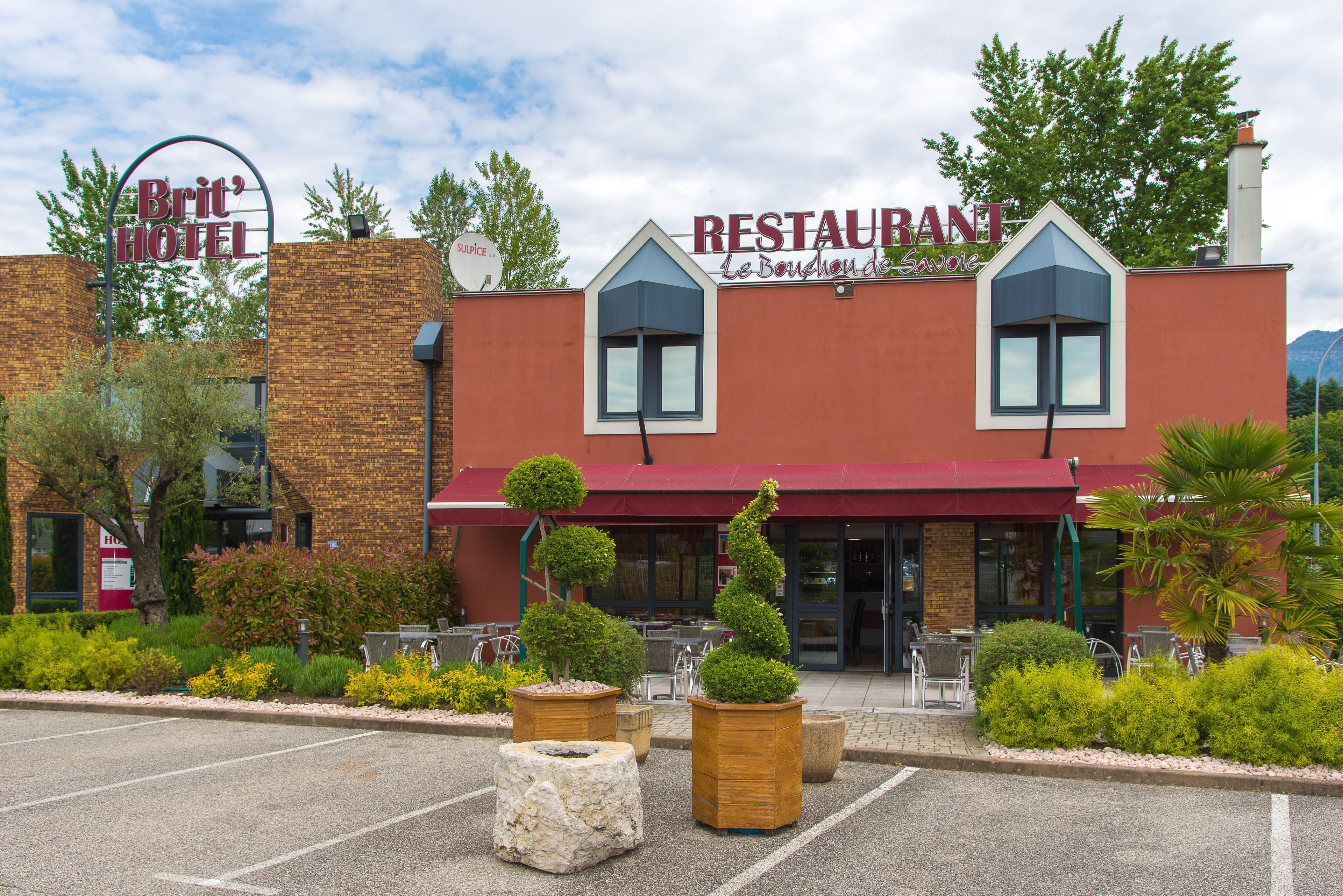 Frokost og middag serveres, franske retter, uteservering 