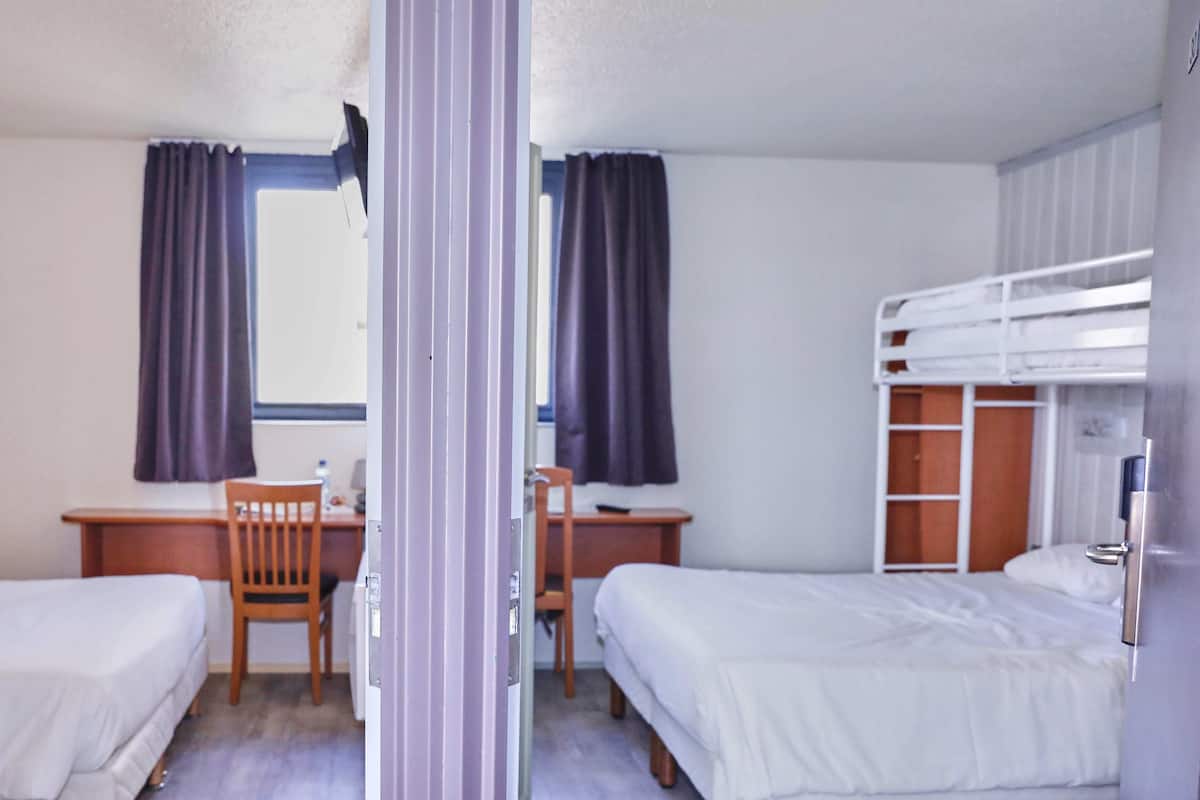 1 bedroom, desk, blackout curtains, soundproofing