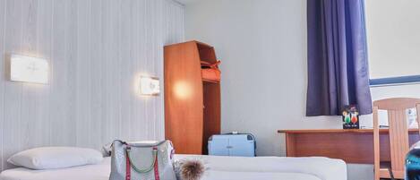 1 bedroom, desk, blackout drapes, soundproofing