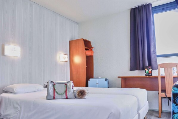 1 bedroom, desk, blackout curtains, soundproofing