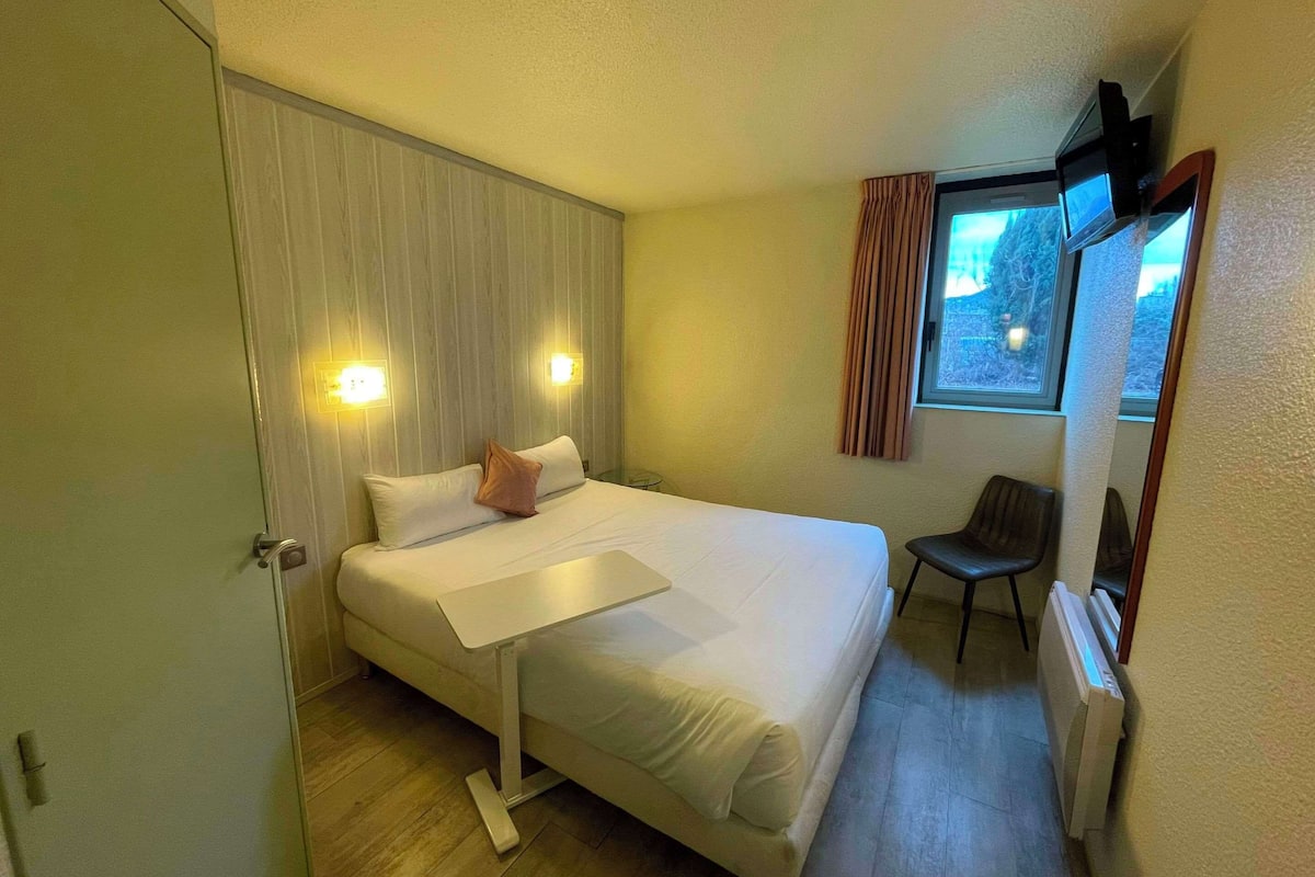 1 bedroom, desk, blackout curtains, soundproofing