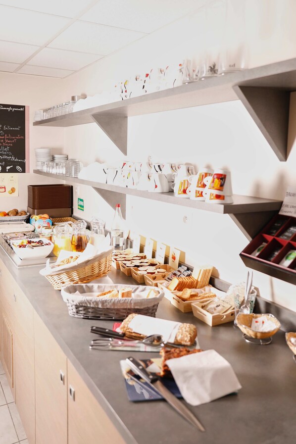Petit déjeuner buffet servi tous les jours en supplément