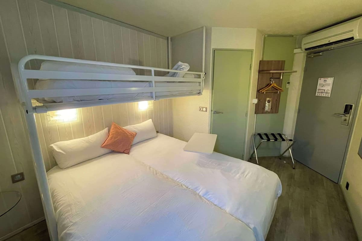 1 bedroom, desk, blackout curtains, soundproofing
