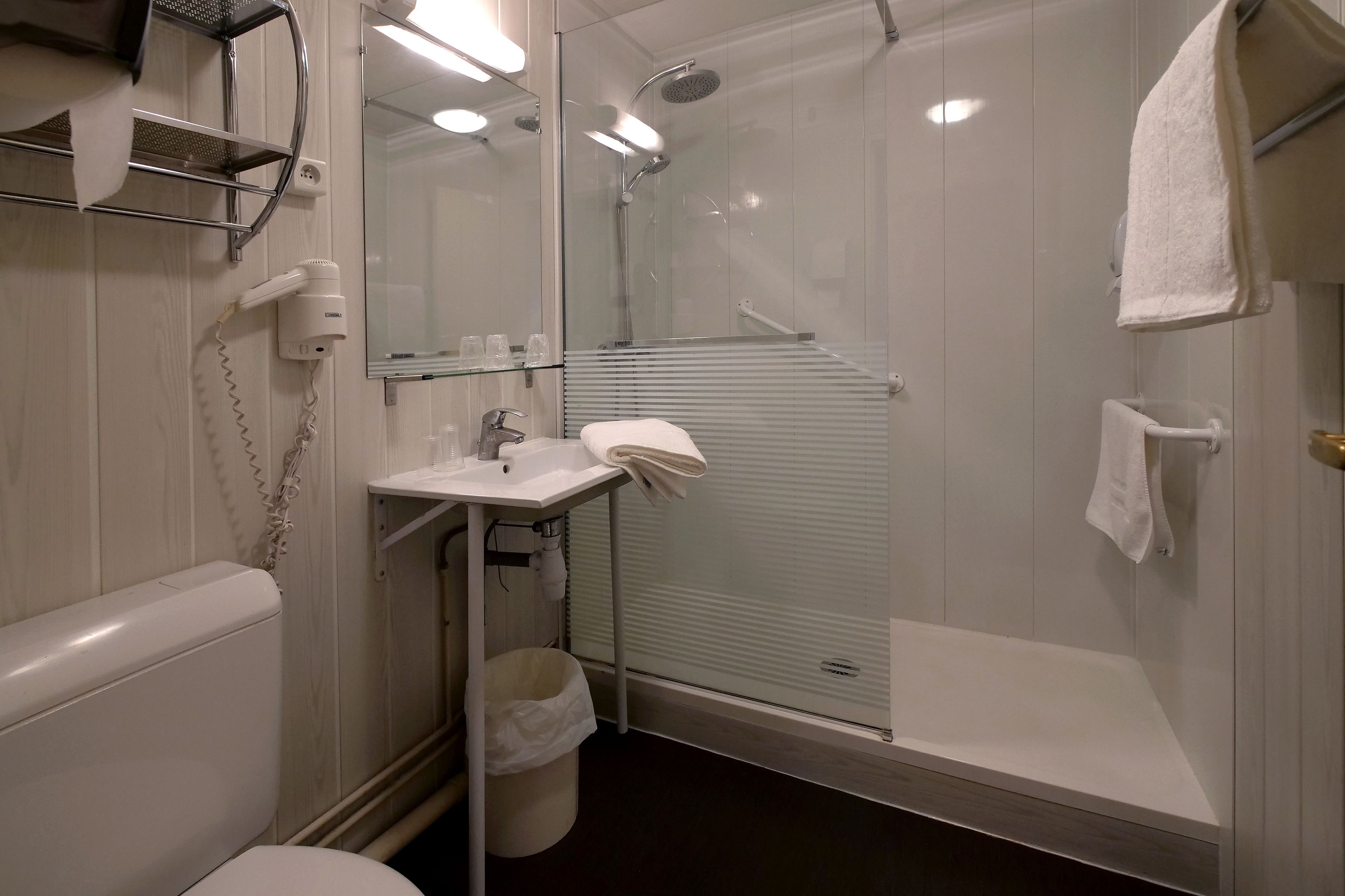Ensemble douche/baignoire, articles de toilette gratuits