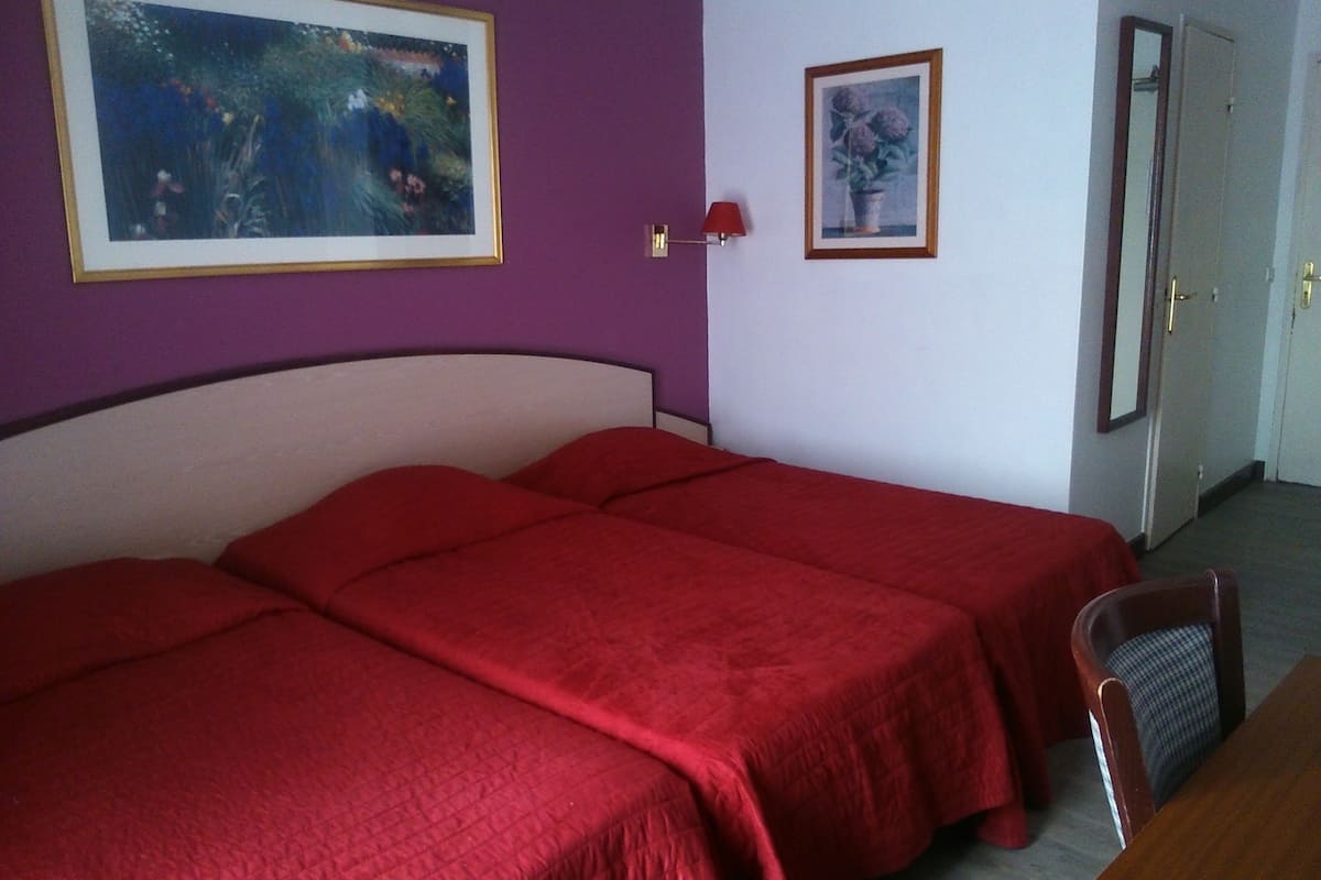 Triple Room | Meja, seterika/papan seterika, katil bayi/kot (surcaj)