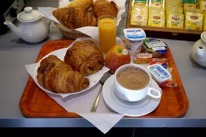 Daily continental breakfast for a fee - Hôtel Le Vert Galant (Villepinte)