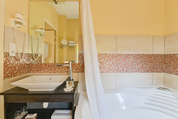 A bathroom with a large sink, a bathtub, and a mirror. - Villa Augusta (Saint-Paul-Trois-Chateaux)
