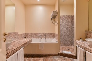 Luxury Suite | Bathroom | Hair dryer, bathrobes, slippers, towels - Villa Augusta (Saint-Paul-Trois-Chateaux)