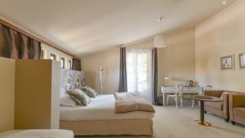 Chambre Prestige | 1 bedroom, minibar, in-room safe, soundproofing