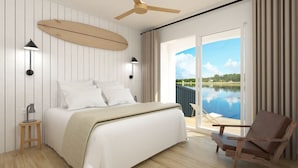 Une chambre à coucher avec un lit, des lampes de chevet, un ventilateur de plafond et une vue sur un lac, visible à travers une porte-fenêtre coulissante.