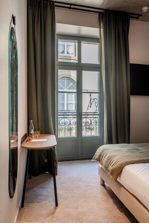 Quarto conforto | Roupas de cama premium, espaço de trabalho para notebook