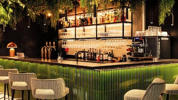 Bar (trong khuôn viên)