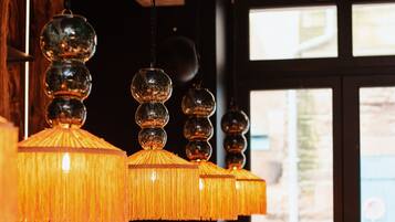 Desayuno buffet (EUR 18 por persona)