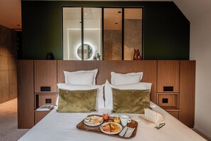 Habitació Deluxe, vistes parcials al mar | Roba de llit d'alta qualitat i espai de treball apte per a portàtils 