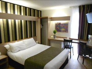 ห้องสแตนดาร์ดดับเบิล | เครื่องนอนระดับพรีเมียม, เตียง Tempur-Pedic, โต๊ะทำงาน, ผ้าม่านกันแสง