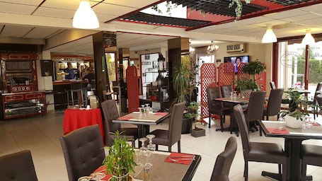 Daily buffet breakfast (EUR 14 per person). Hôtel Eclipse