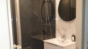Comfort Room, 1 Queen Bed | Bathroom shower