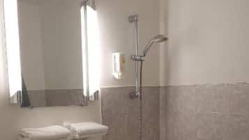 Een badkamer met een wastafel, toilet en bad.